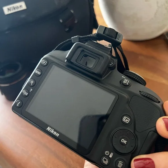 Nikon D3400 Digital SLR Camera Kit with Bag - Picture 4 of 6